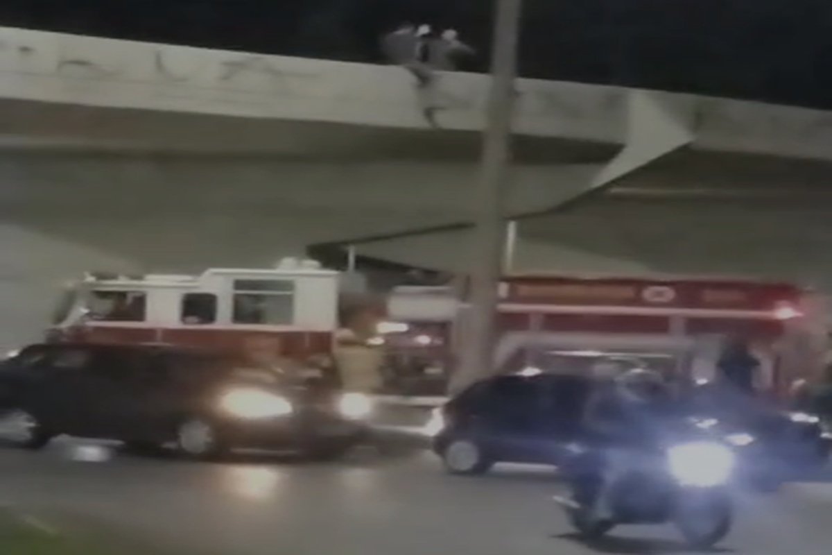 V Deo Mostra Momento Que Pm Salva Vida De Homem Pendurado Em Viaduto