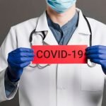 data-12032020—medico-com-placa-do-coronavirus-alerta-para-a-doenca-freepik-205815-article-2