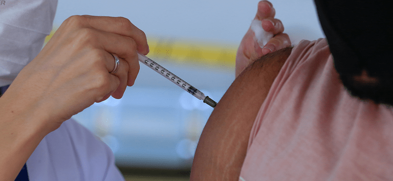 Brasil esta entre os países que mais aplicaram a segunda dose ou dose única da vacina Covid-19