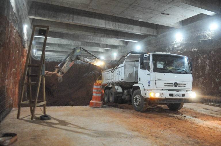 Túnel de Taguatinga usa escavação invertida para reaproveitar terra