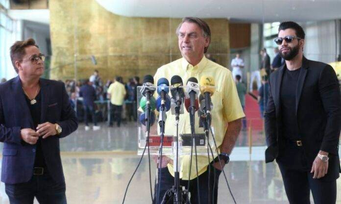 jair_bolsonaro_alvorada_artistas_1710221520-702x420 (1)
