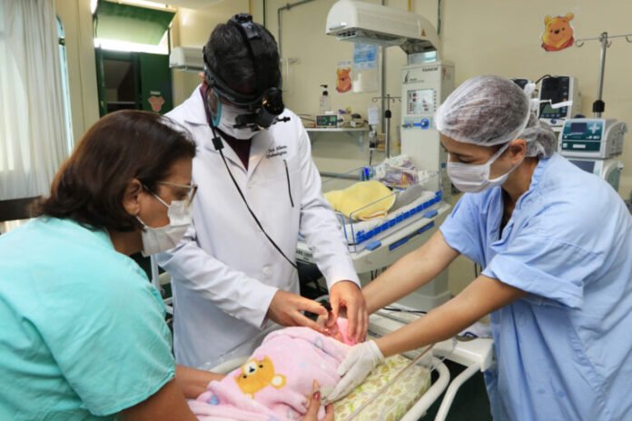 25.11.2022_Exames_Oftalmologicos_em__Prematuros_-_Foto_Sandro_Araujo_8-768x512