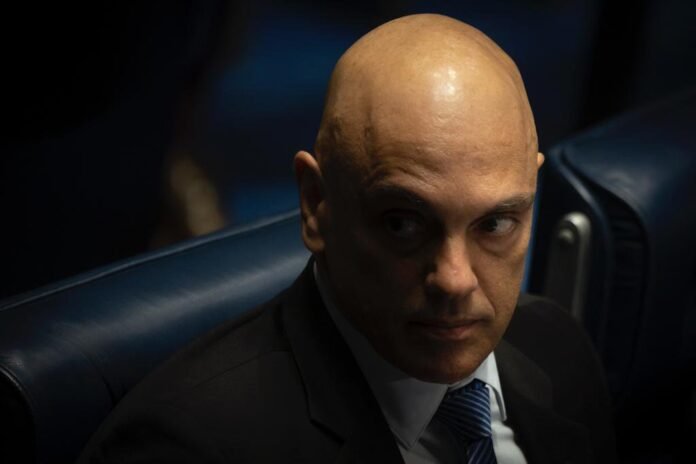 Alexandre-de-moraes-durante-sessão-Solene-destinada-à-entrega-da-medalha-Grã-Cruz-da-Ordem-do-Congresso-Nacional-ao-Ministro-do-Supremo-Tribunal-Federal-Luiz-Fux-1
