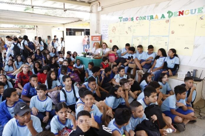 Estudantes-do-Centro-de-Ensino-Fundamental-25-em-Ceilandia-recebem-orientacoes-sobre-como-combater-o-mosquito-da-dengue.-Foto-Jhonantan-Cantarelle-Agencia-Saude-DF-1-768x512