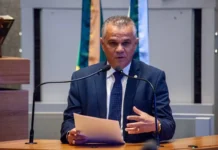 Daniel de Castro enfrenta o Sinpro-DF e reage à “indústria da mentira” contra quem defende a segurança nas escolas