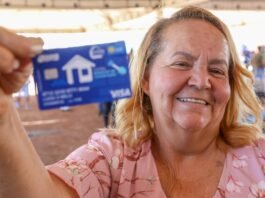 Governador entrega Cartão Material de Construção a 45 famílias de Santa Luzia, na Estrutural