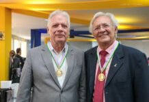 Raimundo Ribeiro e Vinícius Benevides recebem Medalha Anísio Teixeira pelo trabalho desenvolvido com o programa Adasa na Escola