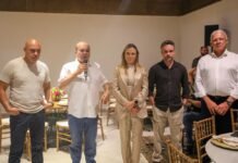 Governador Ibaneis Rocha reúne deputados para jantar de confraternização