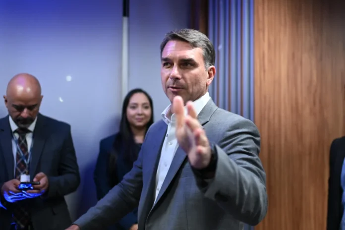 senador-e-candidato-a-presidencia-da-republica-flavio-bolsonaro-chega-sede-nacional-do-republicanos-em-brasilia-metropoles-2-scaled